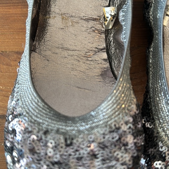 Mossimo elastic flats Sz 5.5 silver sequins - Picture 2 of 3